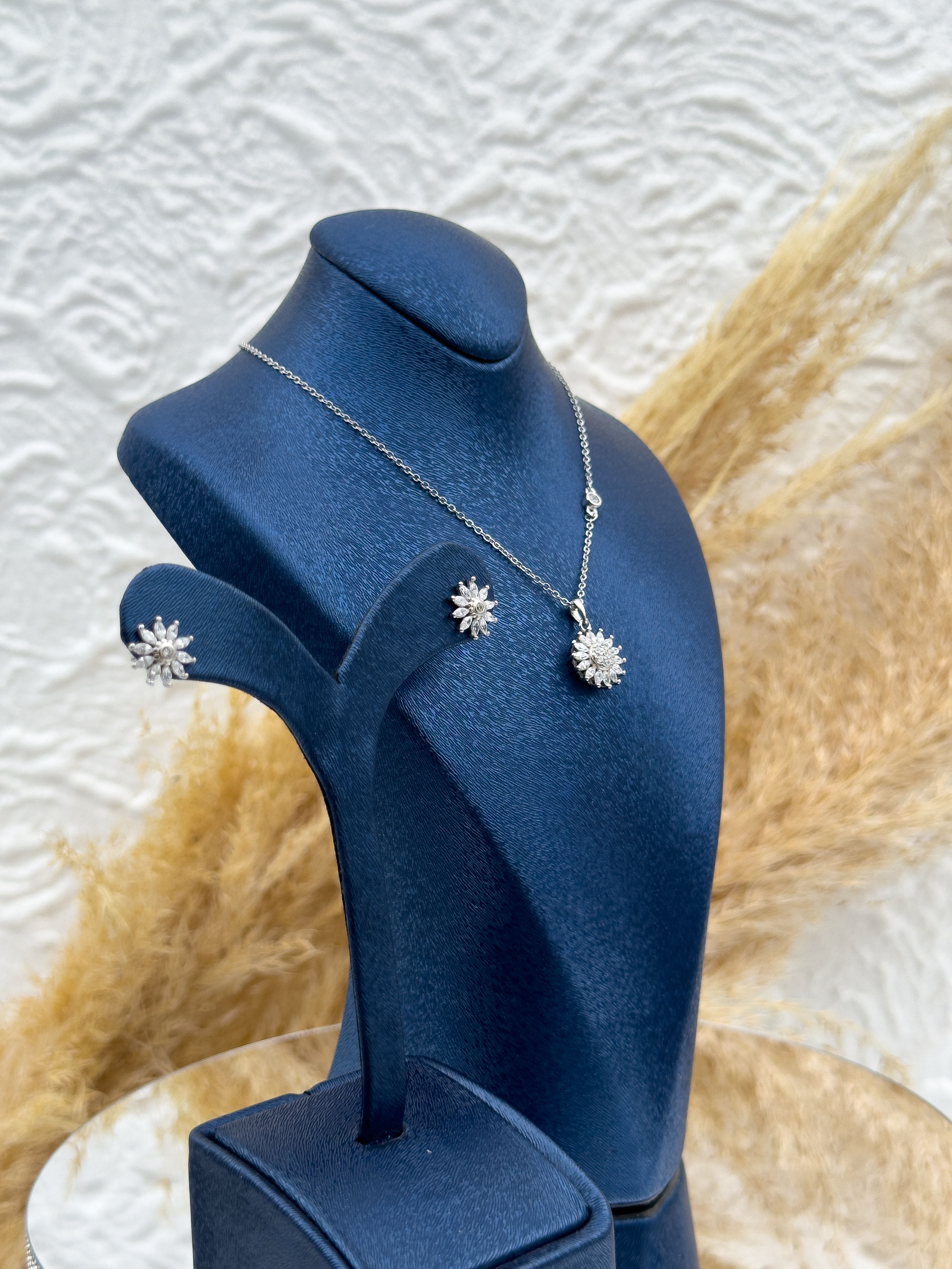 925 Ayar Gümüş Güneş Modeli Taşlı Kolye & Küpe Kadın Takı Seti